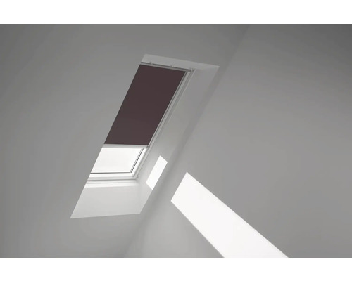 Dachfenster mit Rollo in einem hellen Raum