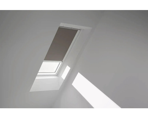 Dachfenster mit Rollo in einem hellen Raum