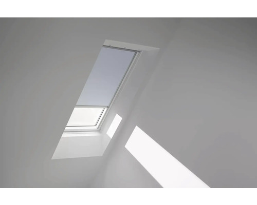 VELUX Dachfenster Verdunkelungsrollo himmelblau mit grauem Alu-Rahmen elektronisch DML MK04 4576K Dachfenster mit Verdunkelungsrollo in einem hellen Dachzimmer.
