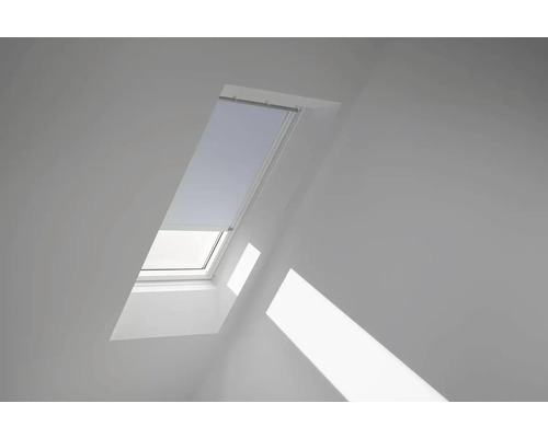 VELUX Dachfenster Verdunkelungsrollo himmelblau mit weißem Alu-Rahmen elektronisch DML M10 4576KWL Dachfenster mit teilweise heruntergelassenem Rollo in einem Dachzimmer