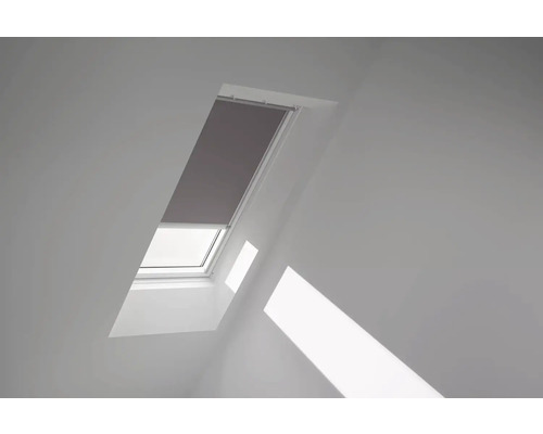 Dachfenster mit Verdunkelungsrollo in einem hellen Raum