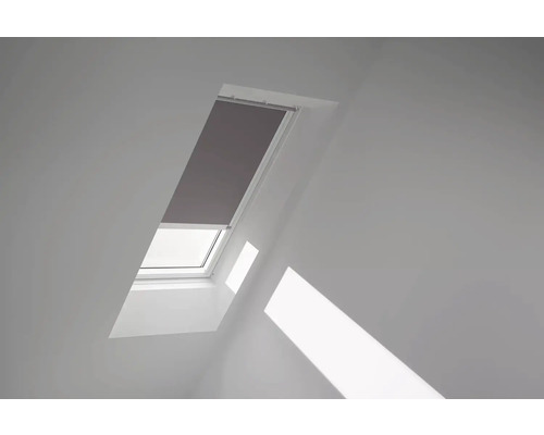 Dachfenster mit Rollo in einem hellen Raum