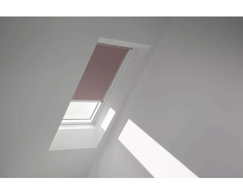 Dachfenster mit Rollo in einem hellen Raum