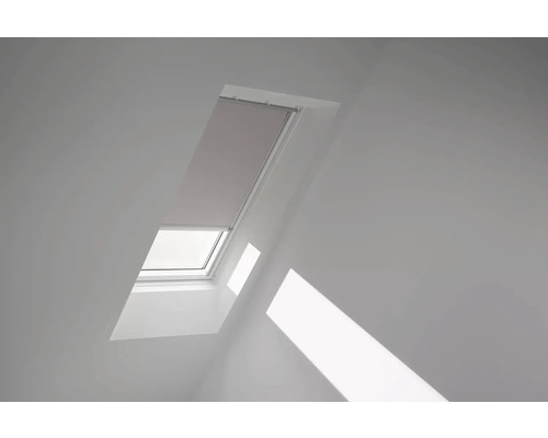 Dachfenster mit Rollo in einem hellen Raum.