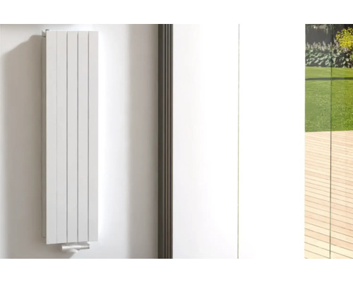 Radiateur plat monté sur un mur