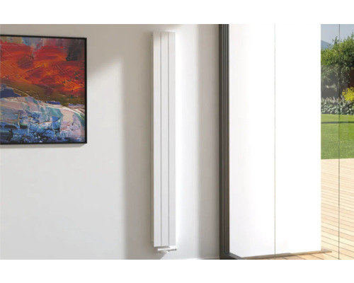 Rotheigner Designheizkörper PANEL 2000 x 218 mm weiss Anschluss Mittig unten Raumansicht mit Flachheizkörper an der Wand neben einem Gemälde