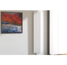 Radiateur vertical au mur à côté d''une peinture