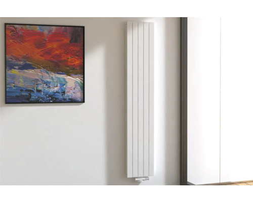 Radiateur vertical au mur à côté d''une peinture