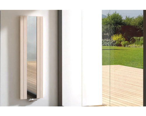 Miroir de salle de bain étroit avec cadre en bois fixé au mur