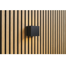 Applique murale en forme de cube sur un mur à panneaux de bois