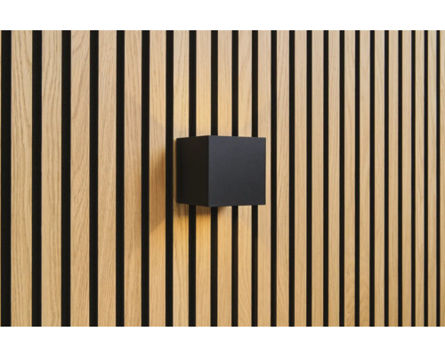 Applique murale sur piles Sonava Light carrée à intensité lumineuse variable 100 x 100 x 100 mm boîtier métallique noir avec détecteur de mouvement, matériel de montage + 1 télécommande Applique murale en forme de cube sur un mur à panneaux de bois