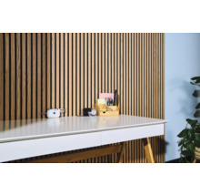 Bureau avec mur à lamelles en bois en arrière-plan pour un intérieur de bureau moderne