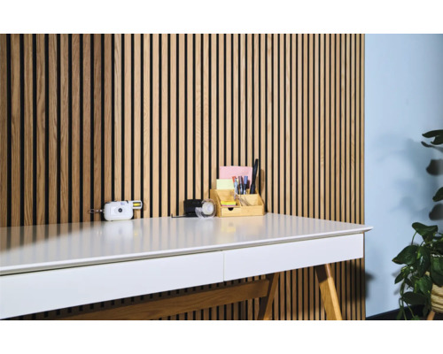 Bureau avec mur à lamelles en bois en arrière-plan pour un intérieur de bureau moderne