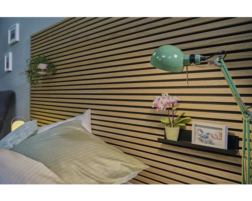 Chambre avec lit, panneaux muraux et lampe verte