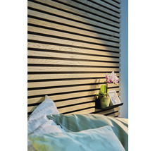 Chambre à coucher avec panneaux muraux en bois et une étagère avec décoration