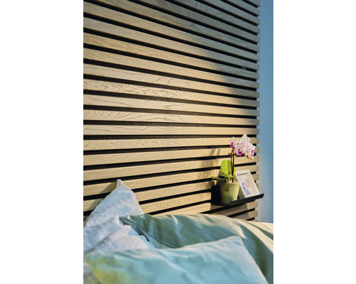 Chambre à coucher avec panneaux muraux en bois et une étagère avec décoration