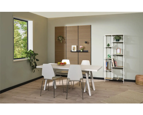 Heller Essbereich mit Esstisch, Stühlen, Wandverkleidung, Regal und Dekorationen für ein gemütliches Ambiente.