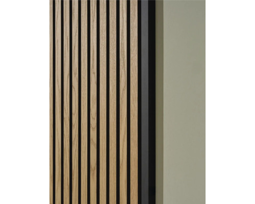 Gros plan d'un panneau mural en bois avec structure à lattes et isolation phonique