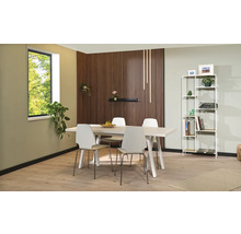 Salle à manger avec table, chaises et bibliothèque