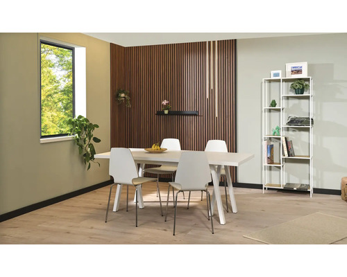 Salle à manger avec table, chaises et bibliothèque