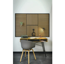 Scène de bureau avec panneau en bois, bureau, chaise et accessoires