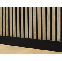 Panneau mural en bois avec de fines lamelles et une plinthe