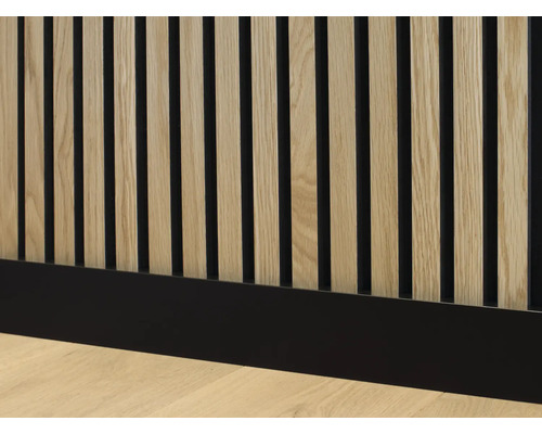 Panneau mural en bois avec de fines lamelles et une plinthe