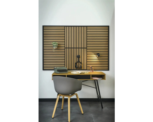 Bureau avec panneau en bois et chaise de bureau dans un espace de travail lumineux.