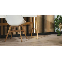 Scène avec bureau, chaise et panneaux muraux