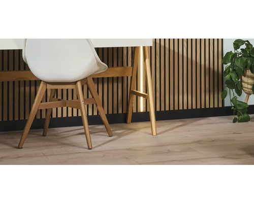 Scène avec bureau, chaise et panneaux muraux