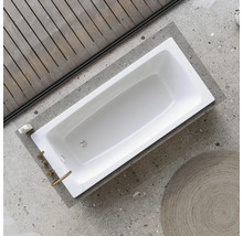 Aufsicht auf eine rechteckige Badewanne mit Armaturen
