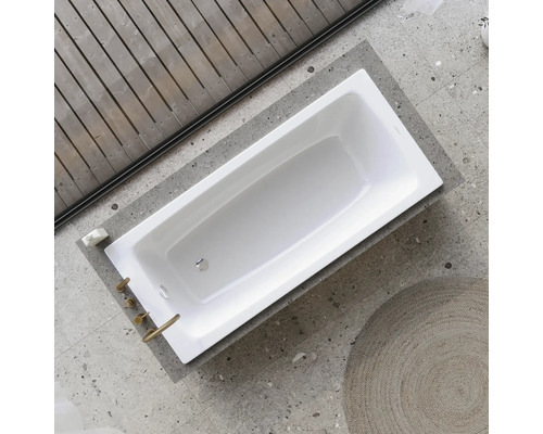Aufsicht auf eine rechteckige Badewanne mit Armaturen