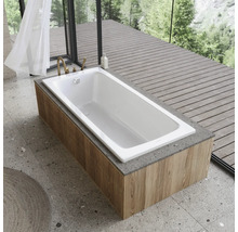 Badezimmer Szene mit rechteckiger Badewanne mit Holzverkleidung und Armaturen