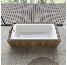 Eingebaute Badewanne mit hölzerner Verkleidung und Armatur