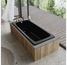 Baignoire noire avec habillage en bois dans une salle de bain moderne