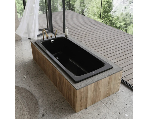 Baignoire noire avec habillage en bois dans une salle de bain moderne
