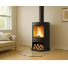 Kaminofen mit Brennholz und Glasbodenplatte in einem hellen Raum.