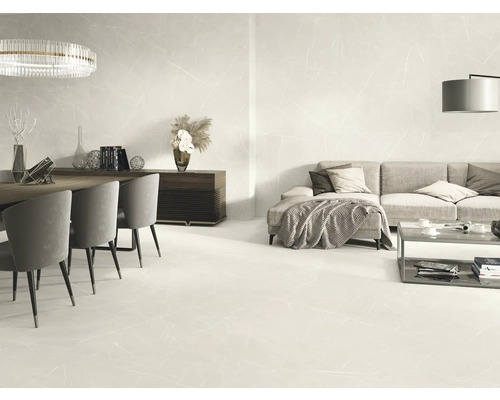 Helles Wohnzimmer mit Fliesenboden in Marmoroptik, Sofa, Esstisch und Beleuchtung