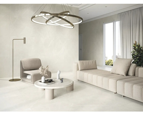 Salon lumineux avec canapé, fauteuil, table, lampadaire et plafonnier