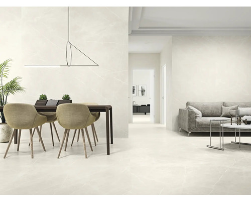 Heller Wohnraum mit Esstisch, Sofa und Fliesenboden in Marmoroptik