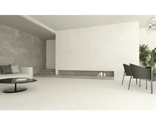 Heller Wohnraum mit Marmorfliesen, Sofa, Tisch und Stühlen