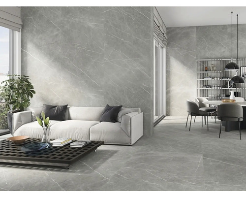 Salon moderne avec des carreaux de marbre gris sur les murs et le sol, canapé et table à manger