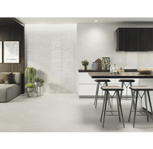 Espace de vie lumineux avec carrelage, sièges et comptoir de cuisine