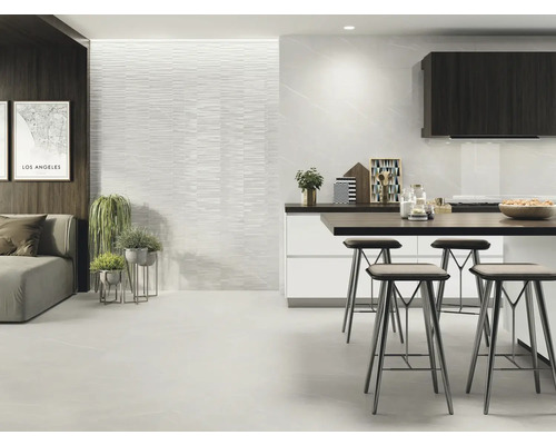 Espace de vie lumineux avec carrelage, sièges et comptoir de cuisine