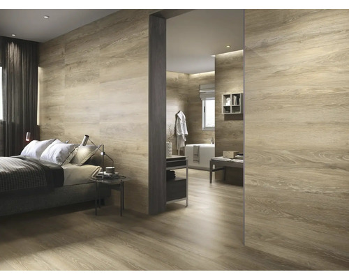 Chambre et salle de bains lumineuses avec carrelage imitation bois au sol et aux murs.