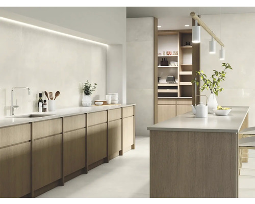 Cuisine claire avec kitchenette, îlot de cuisine et placards intégrés pour une impression organisée.