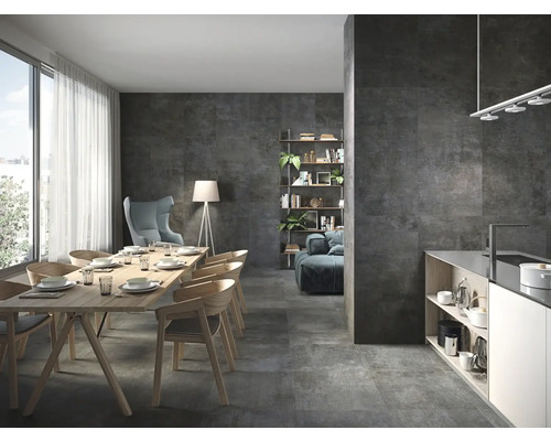 Modernes Wohnzimmer mit Esstisch, Stühlen und grauen Fliesen an Boden und Wand