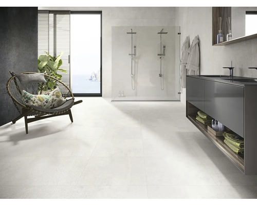 Salle de bain lumineuse avec douche, lavabo et fauteuil