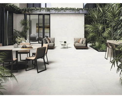 Terrasse avec sol carrelé, sièges et plantes