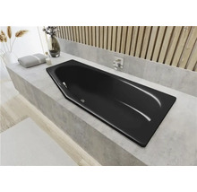 Baignoire intégrée dans une salle de bain lumineuse